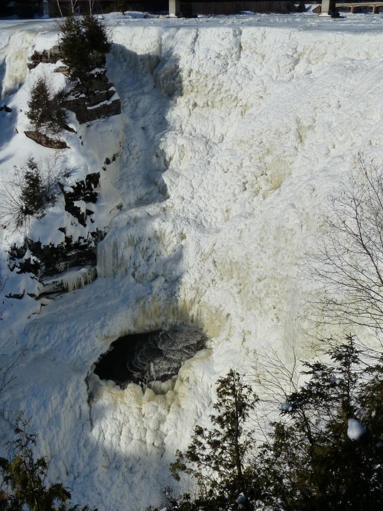 kakabeka_falls_ice